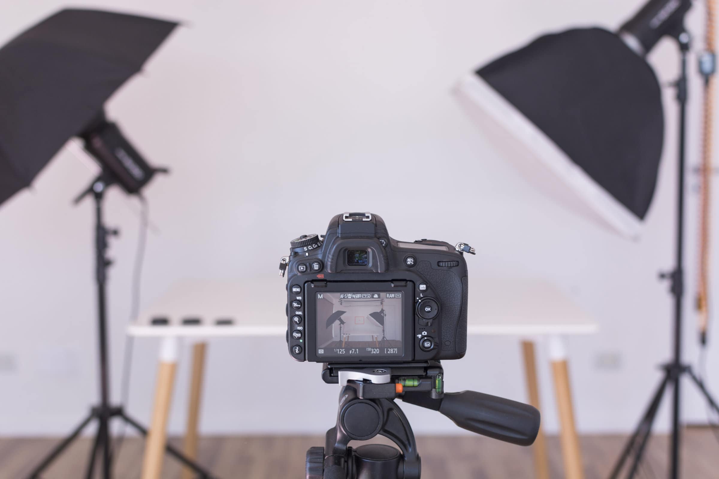 view-professional-modern-camera-screen-tripod view-professional-modern-camera-screen-tripod